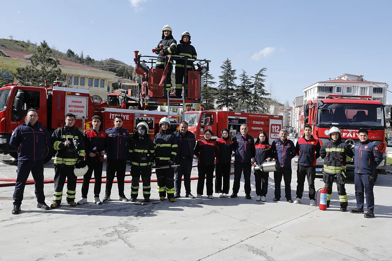 Kadın itfaiyeci adayları alevlerle mücadeleye hazırlanıyor