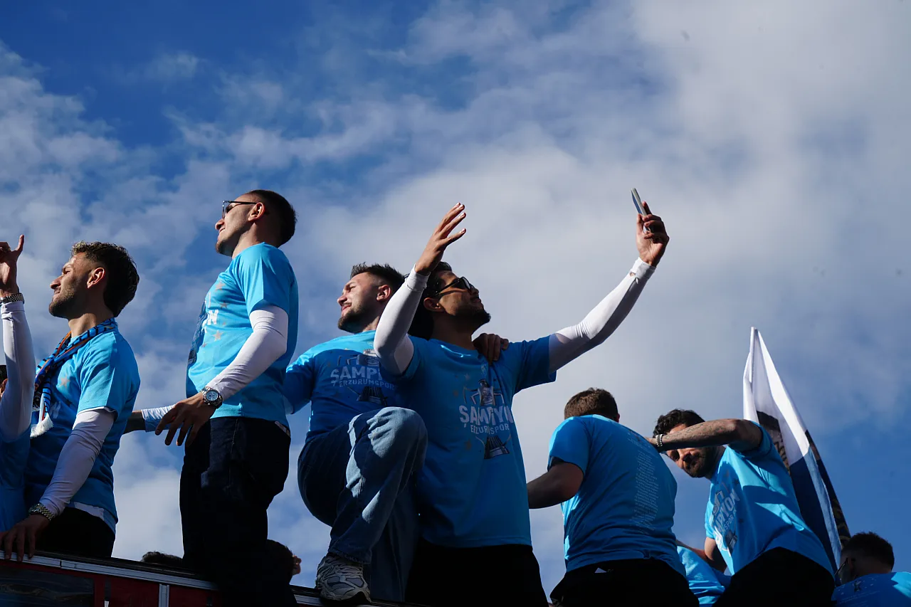 Erzurumspor FK şampiyonluk kupasını kaldırdı