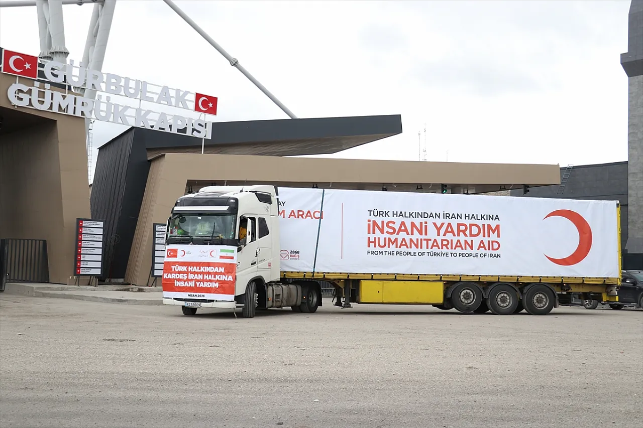 Türk Kızılayı'ndan İran'a 4 tır insani yardım