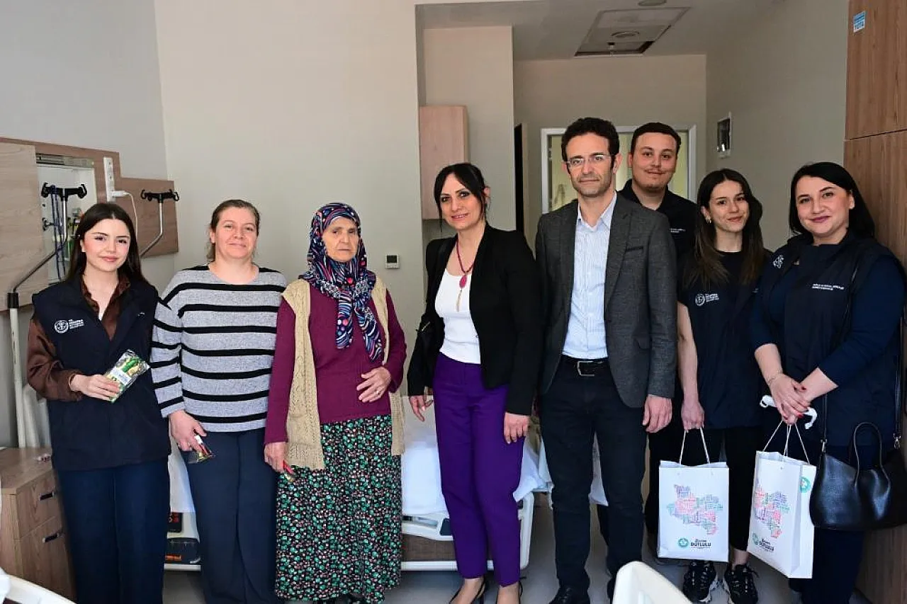 Hastalara mesir macunu dağıtıldı