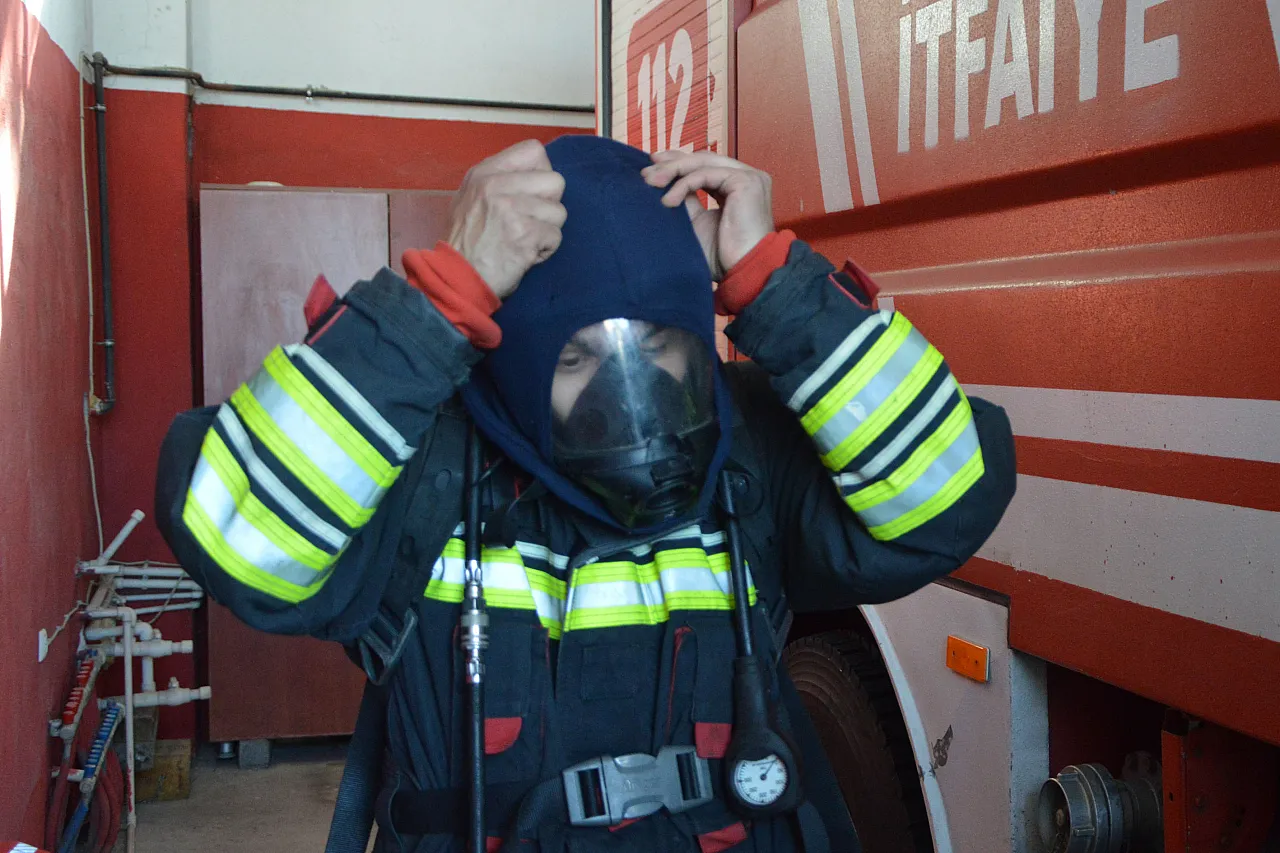 Alanında uzmanlaşmak için alevler ile okul sıraları arasında mekik dokuyor