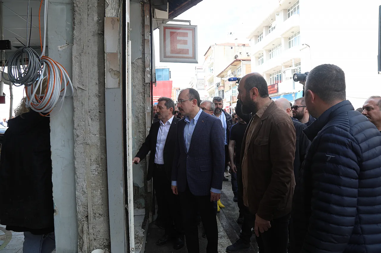 TBMM Plan ve Bütçe Komisyonu Başkanı Muş, sel yaşanan Havza'da incelemede bulundu