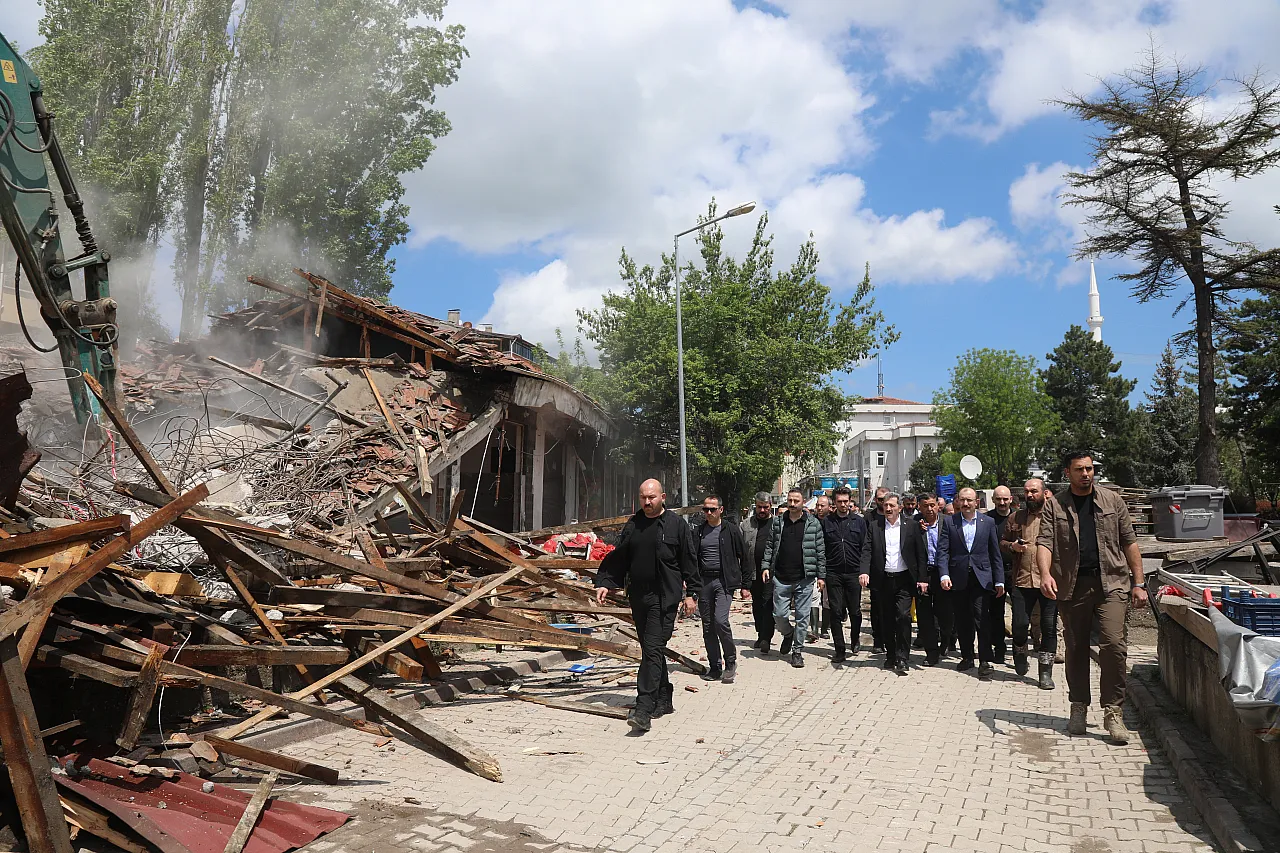 TBMM Plan ve Bütçe Komisyonu Başkanı Muş, sel yaşanan Havza'da incelemede bulundu