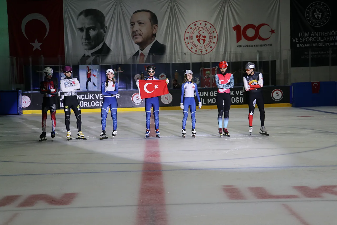 Samsun'da 19 Mayıs coşkusu buz pistine taşındı