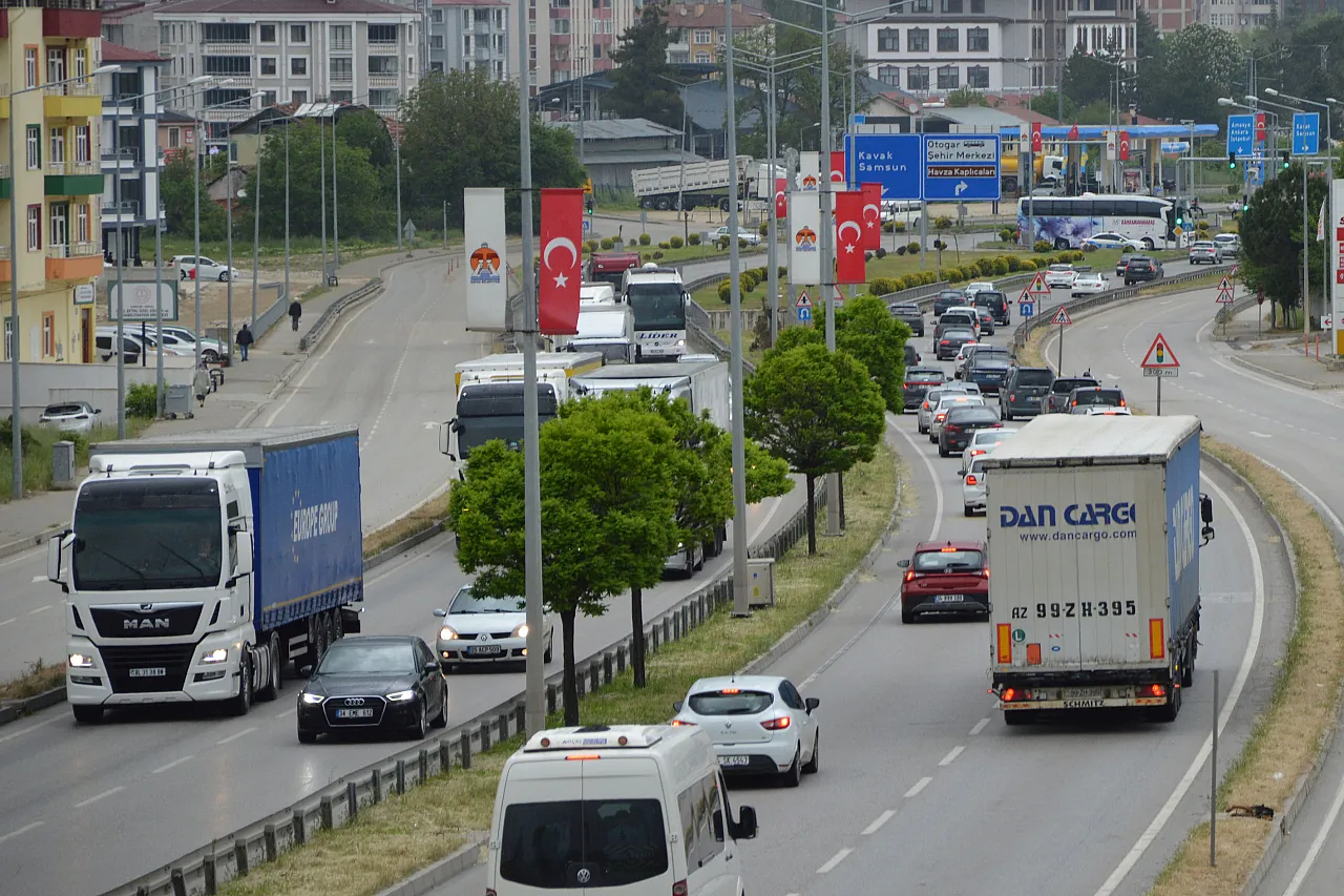 Ankara-Samsun kara yolunda bayram yoğunluğu: Havza geçişinde trafik arttı