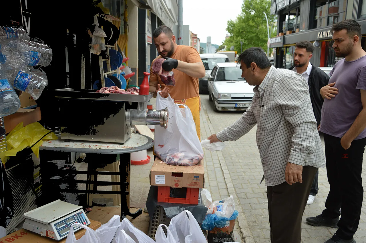 Örnek esnaf: Vatandaşa destek için fiyatı düşürdü