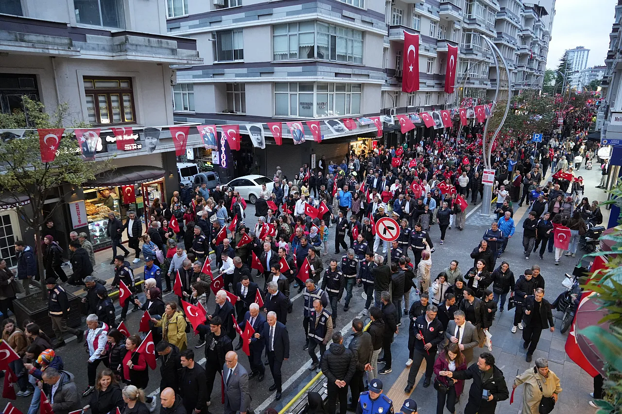 Samsun'da 19 Mayıs ruhu sokaklara taştı: 1919 metrelik bayrakla fener alayı
