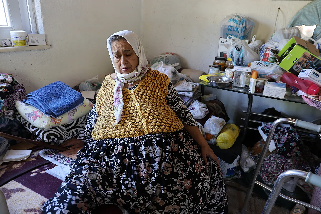 Yıllardır aynı çekyatın üzerinde yaşıyor