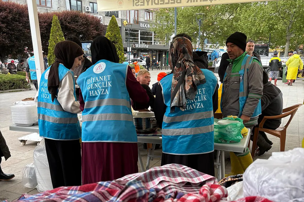 Havza Müftülüğü Sahada! Afetzedeler için 900 kişilik sıcak yemek seferberliği