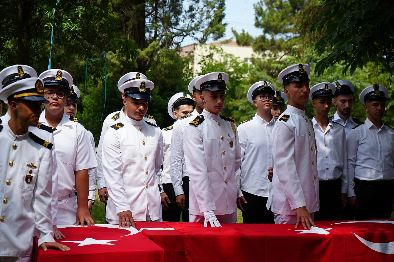 Denizci öğrenciler mezuniyeti havuza atlayarak kutladı