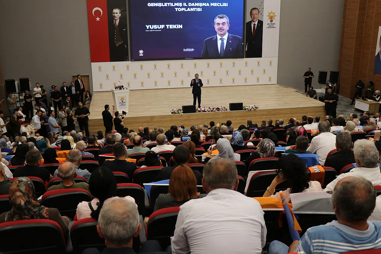 Bakan Tekin 23 yıl önce öğretmenlerin yazdığı mektupları paylaştı