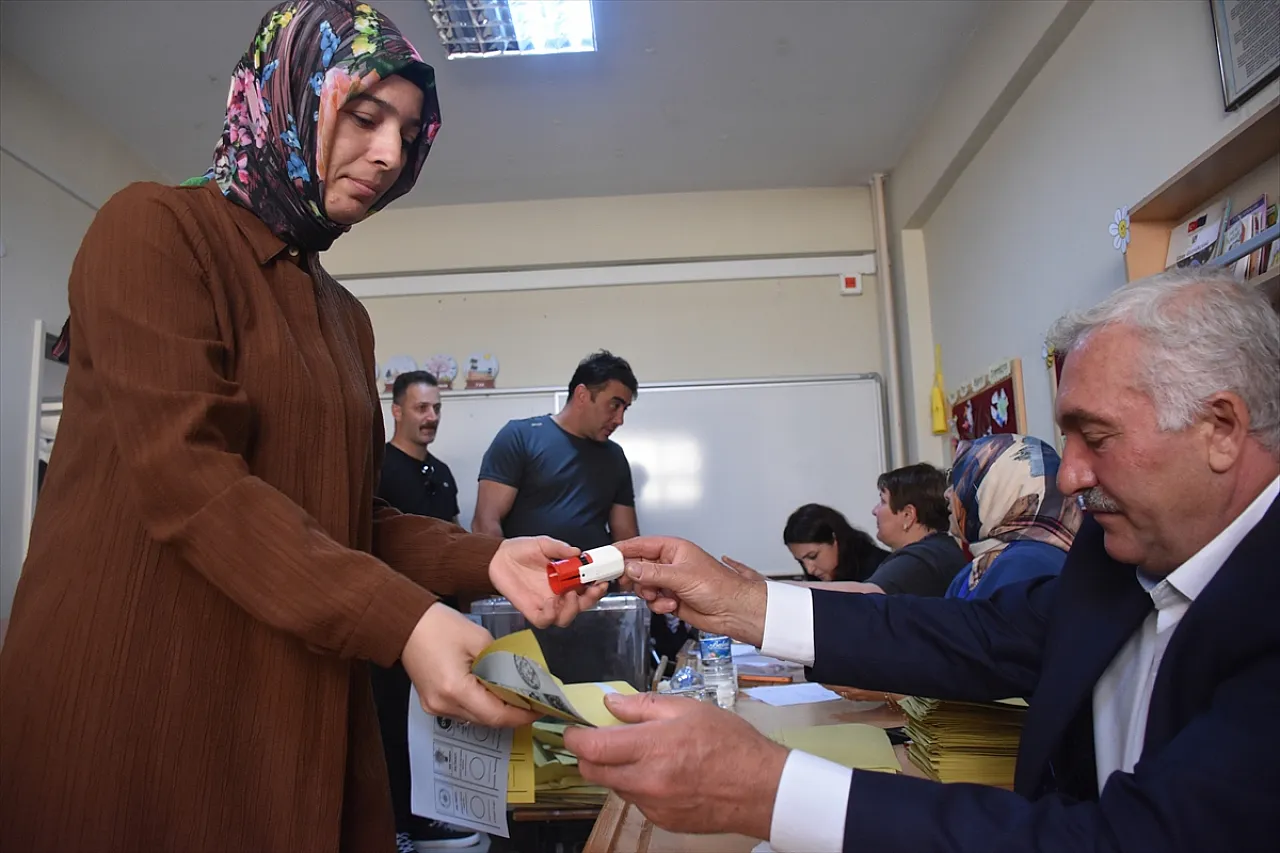 6 beldede seçim heyecanı: Vatandaşlar sandık başında