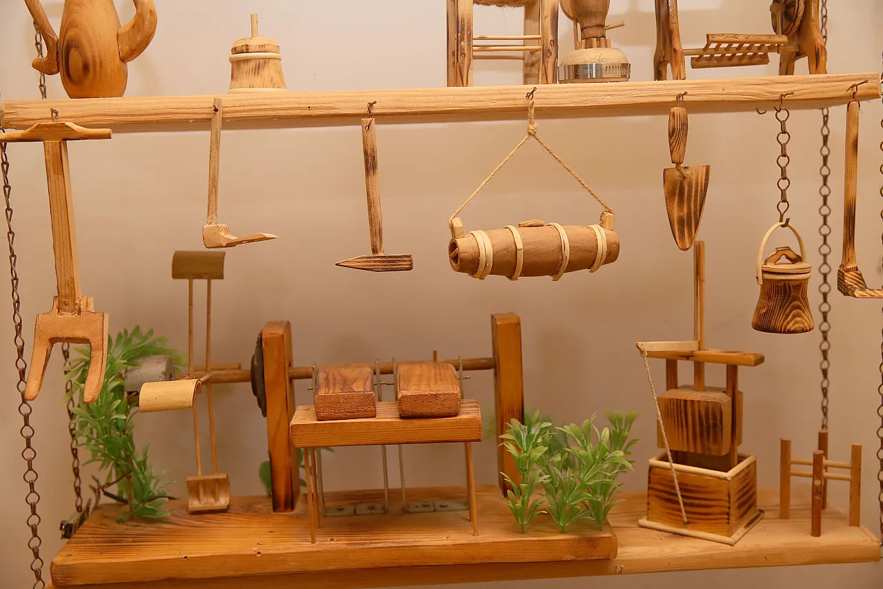 Atık ahşabı sanat eserine dönüştürüyor: Emekli olduktan sonra başladığı hobi tutkuya dönüştü