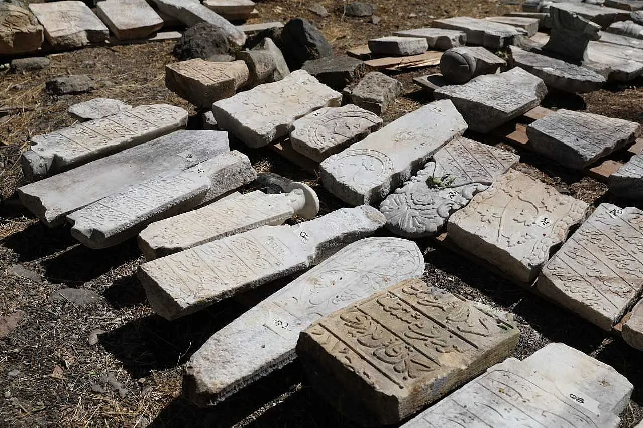 Seyyit Kutbettin Mezarlığında tarihi mezar taşları koruma altına alınıyor