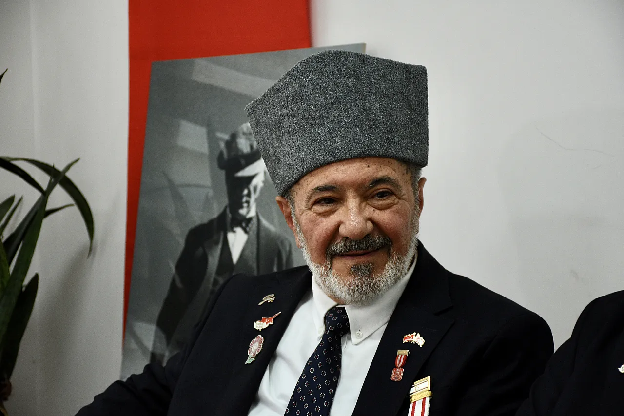 Depremzede gazi, Kıbrıs Barış Harekatı'na katılmanın gururunu yaşıyor