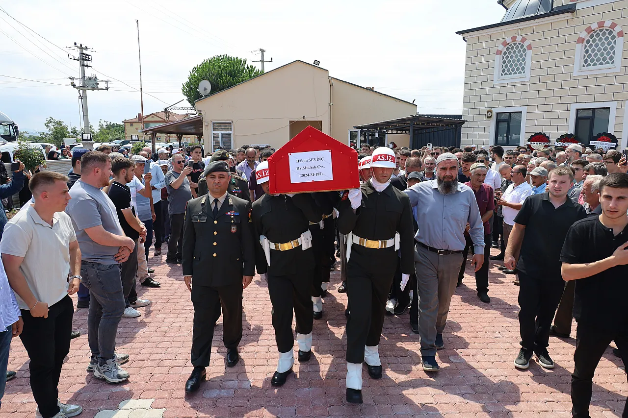 Motosiklet kazasında hayatını kaybeden hava astsubay Samsun'da toprağa verildi