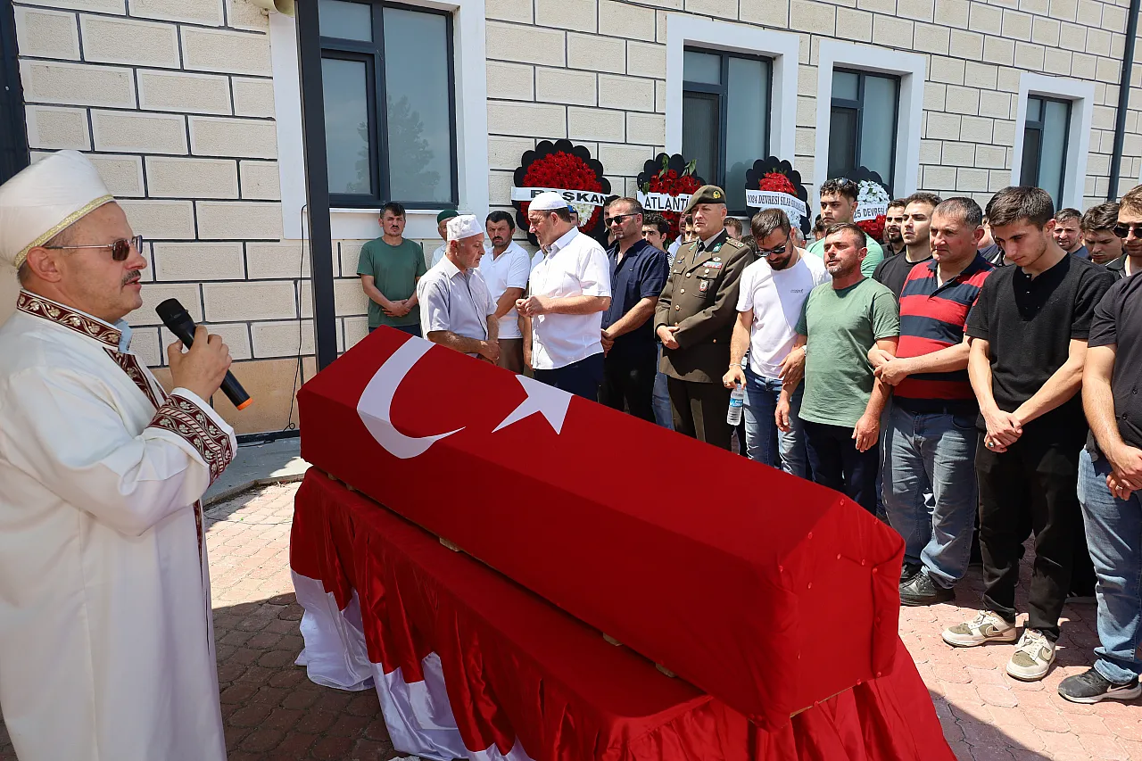 Motosiklet kazasında hayatını kaybeden hava astsubay Samsun'da toprağa verildi