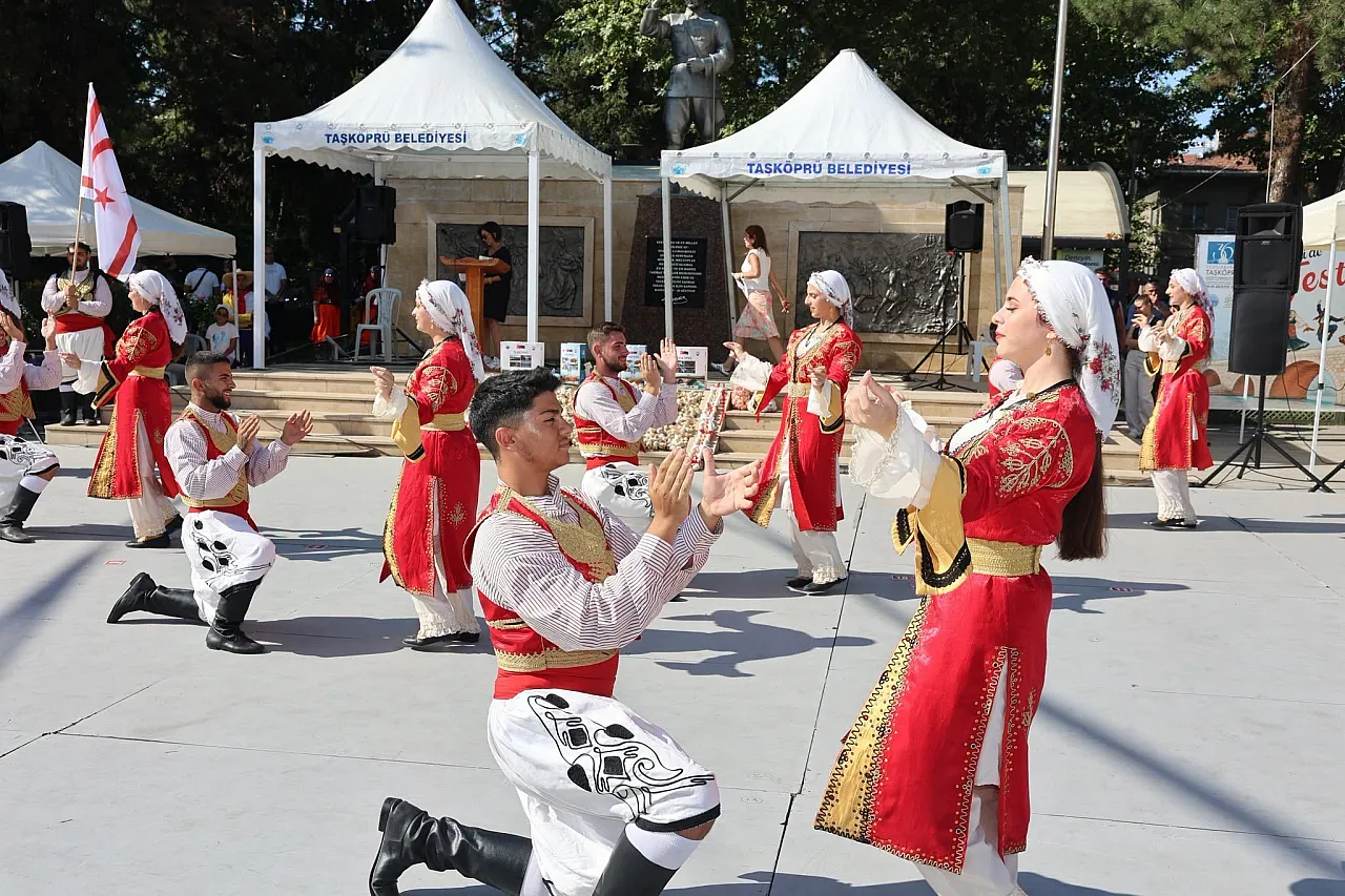 Sarımsak tacı Kolombiyalı güzelin oldu