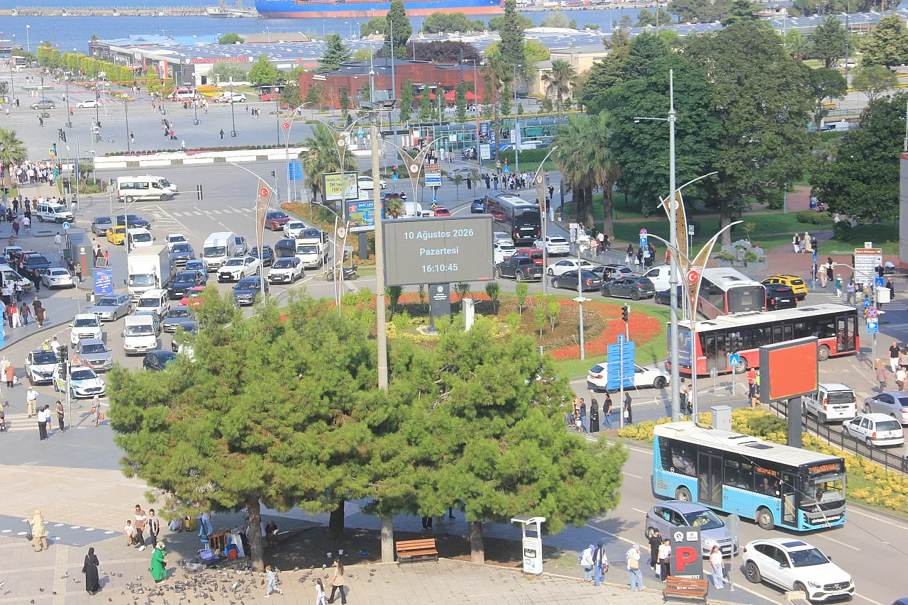 Samsun'da haftanın ilk günü trafik yoğunluğu: Kavşak kilitlendi
