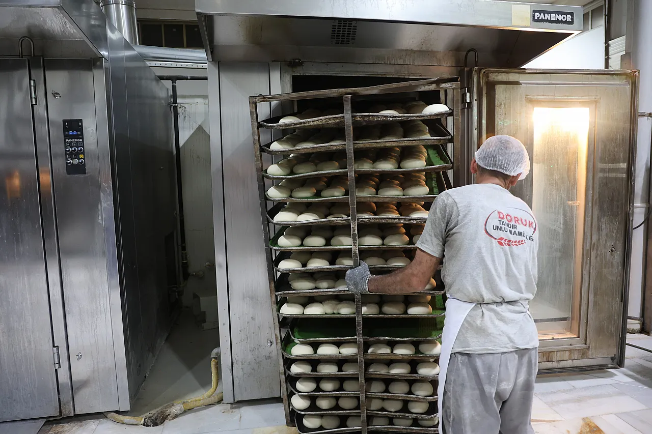 Konya'da ekmek için gece mesaisi: 300 derece sıcakta üretim