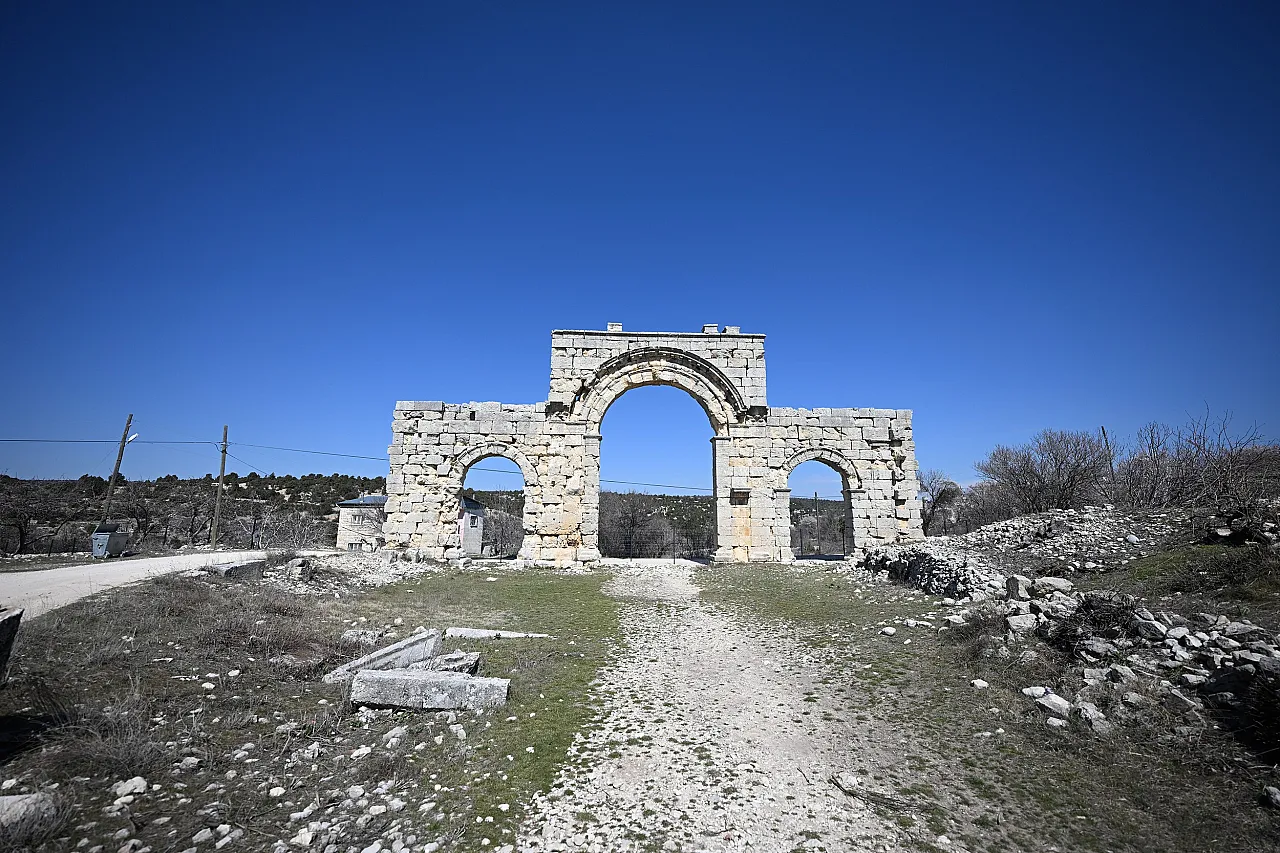 2 bin 300 yıllık Uzuncaburç'ta turizm ve üretim buluştu