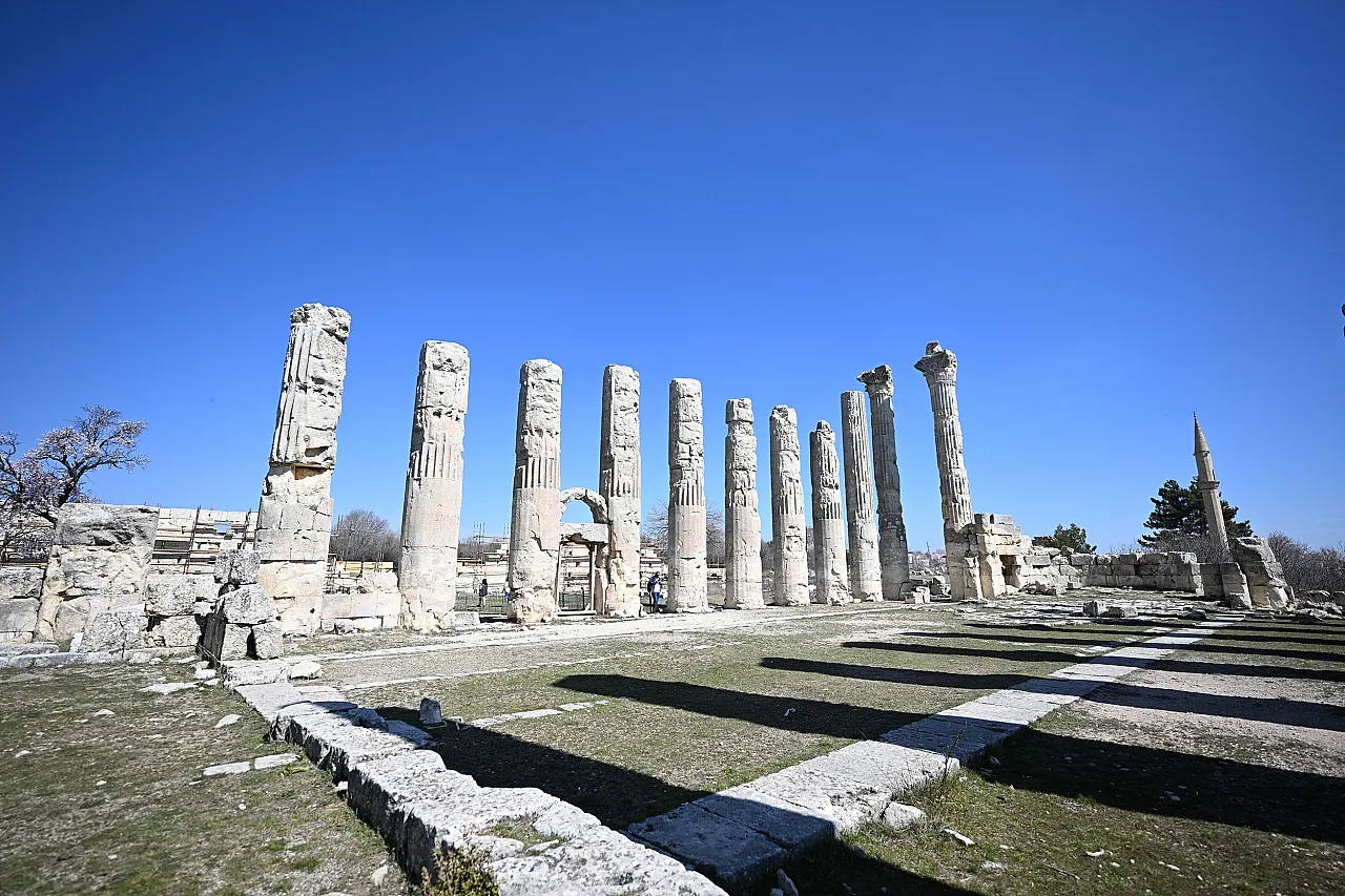 2 bin 300 yıllık Uzuncaburç'ta turizm ve üretim buluştu