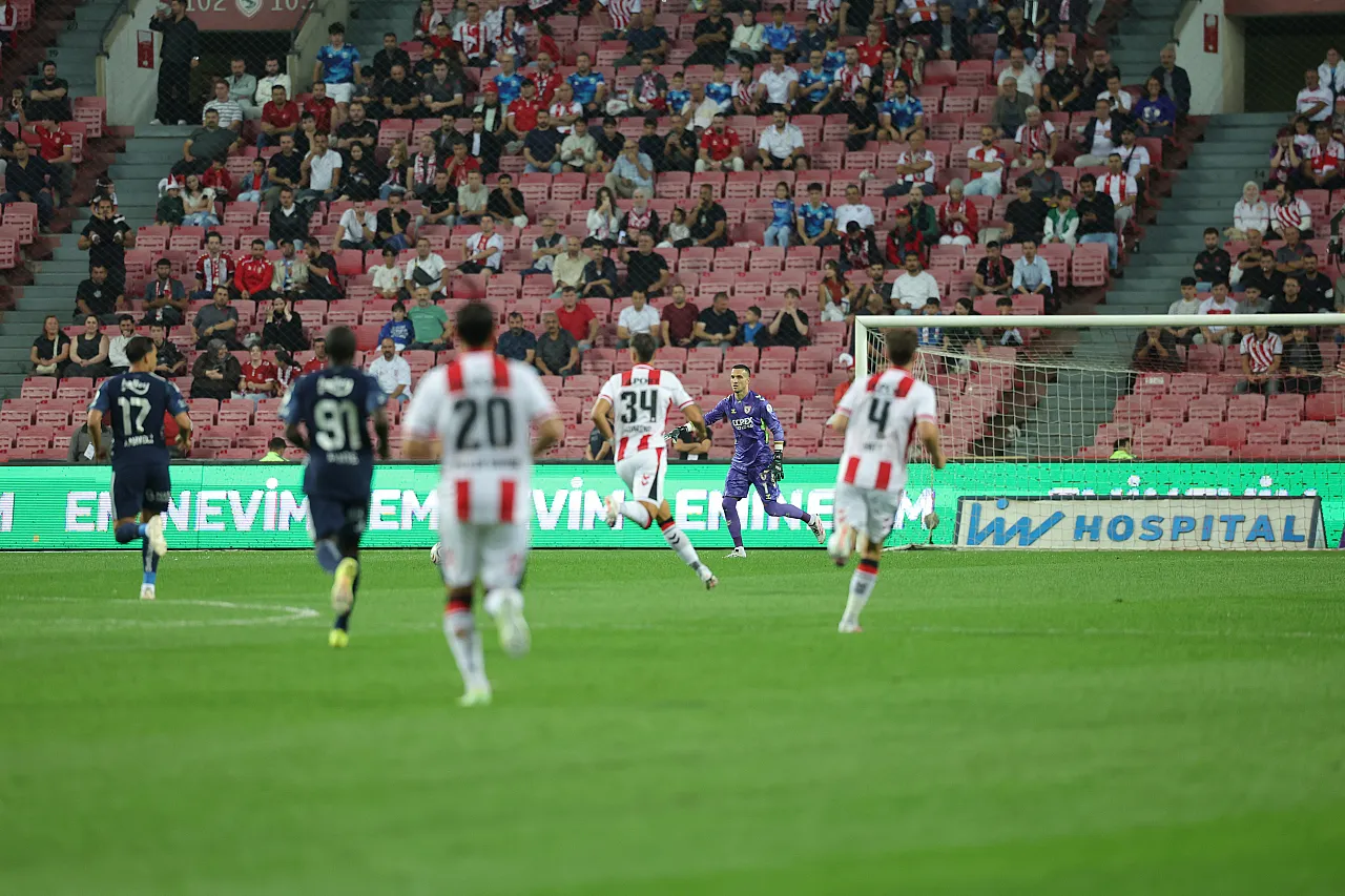 Samsunspor ilk yarıyı Fenerbahçe karşısında 1-0 geride kapattı