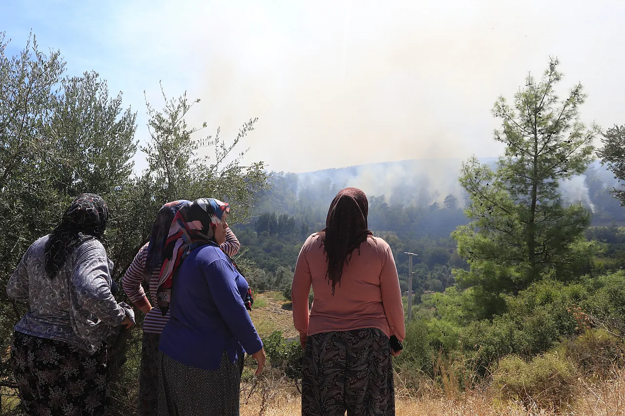 Antalya'da yangının 21. saatinde tedirgin bekleyiş