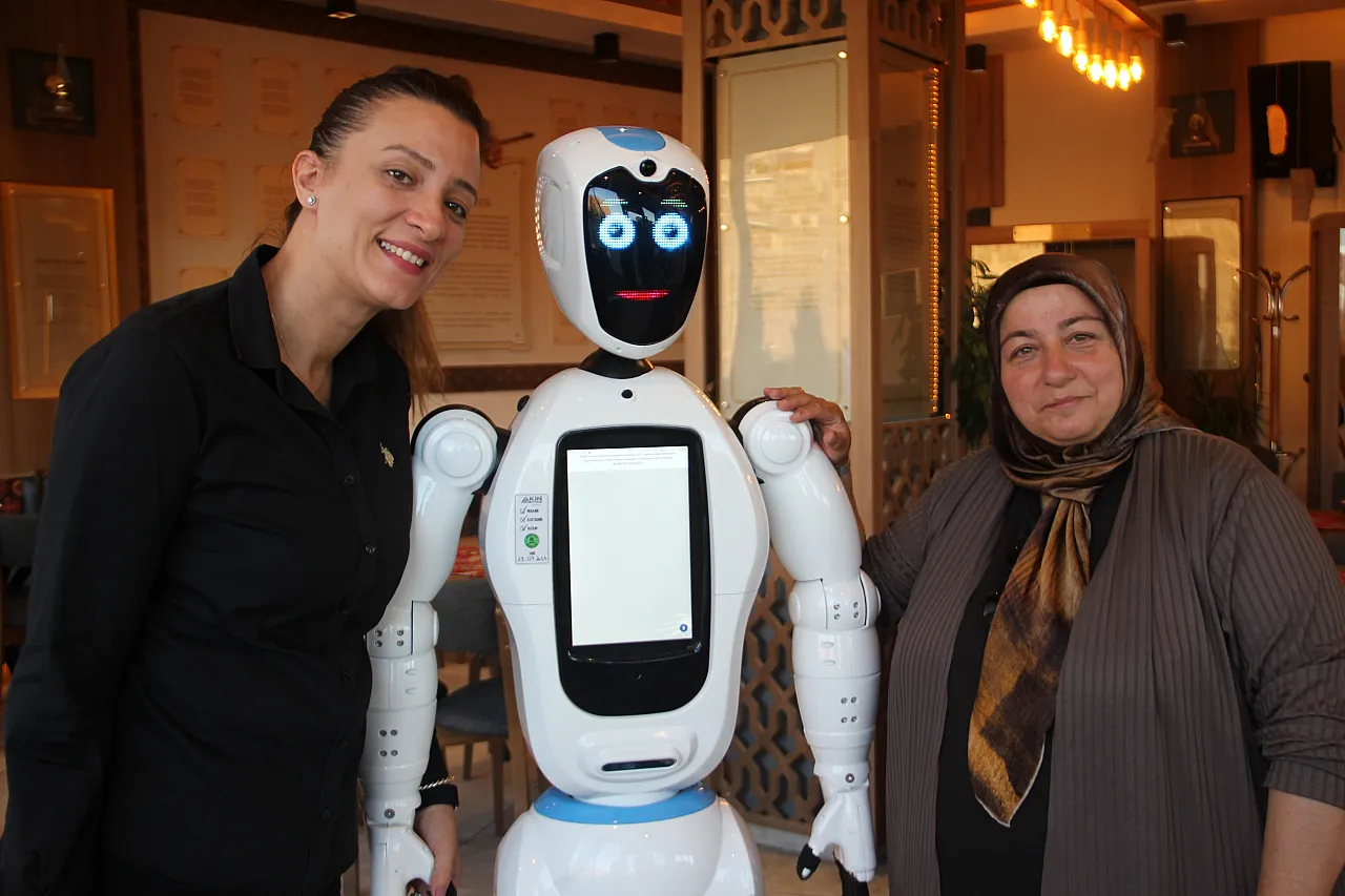 Erzurum'da robot Şukufe ilgi odağı oldu