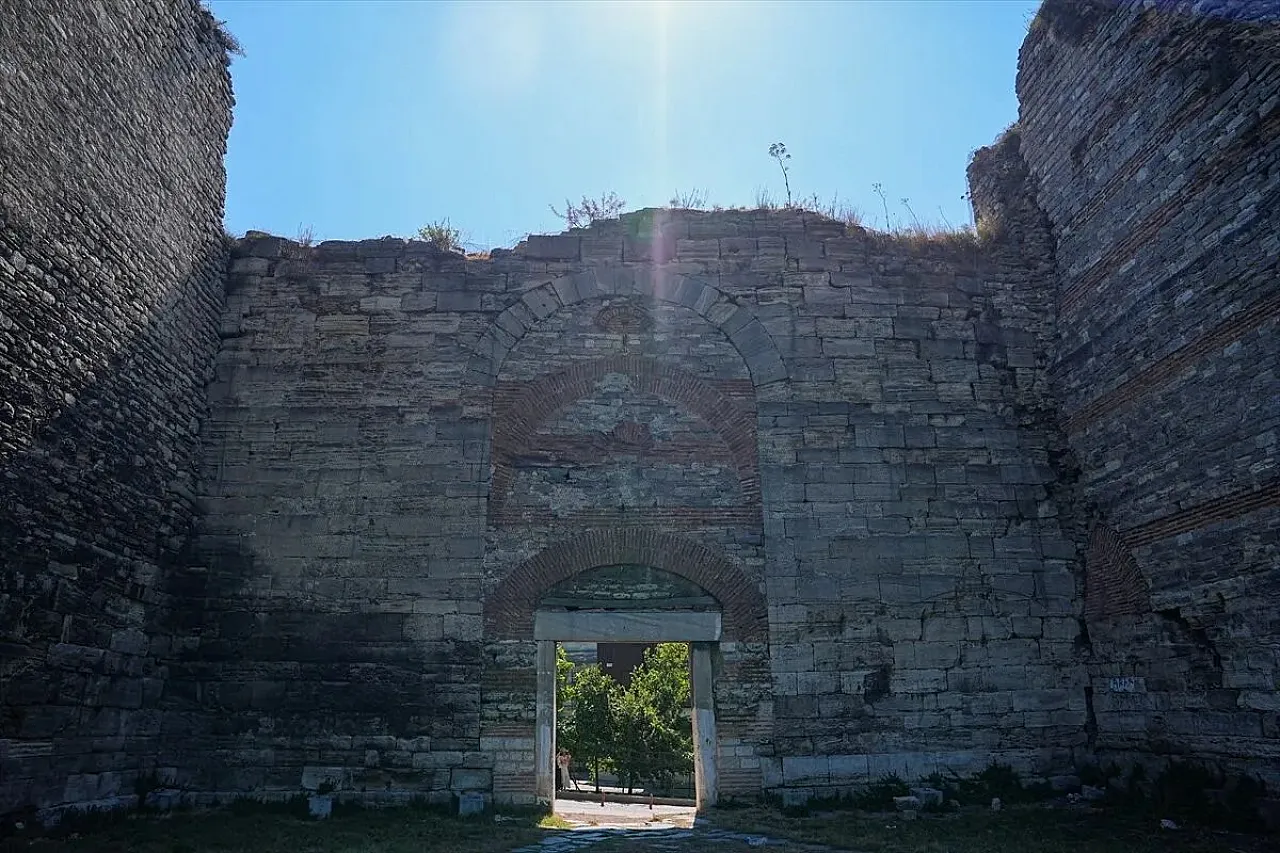 Sulukule Kapısı, İstanbul'un fetih tarihinden günlük yaşamına uzanan geçmişini koruyor
