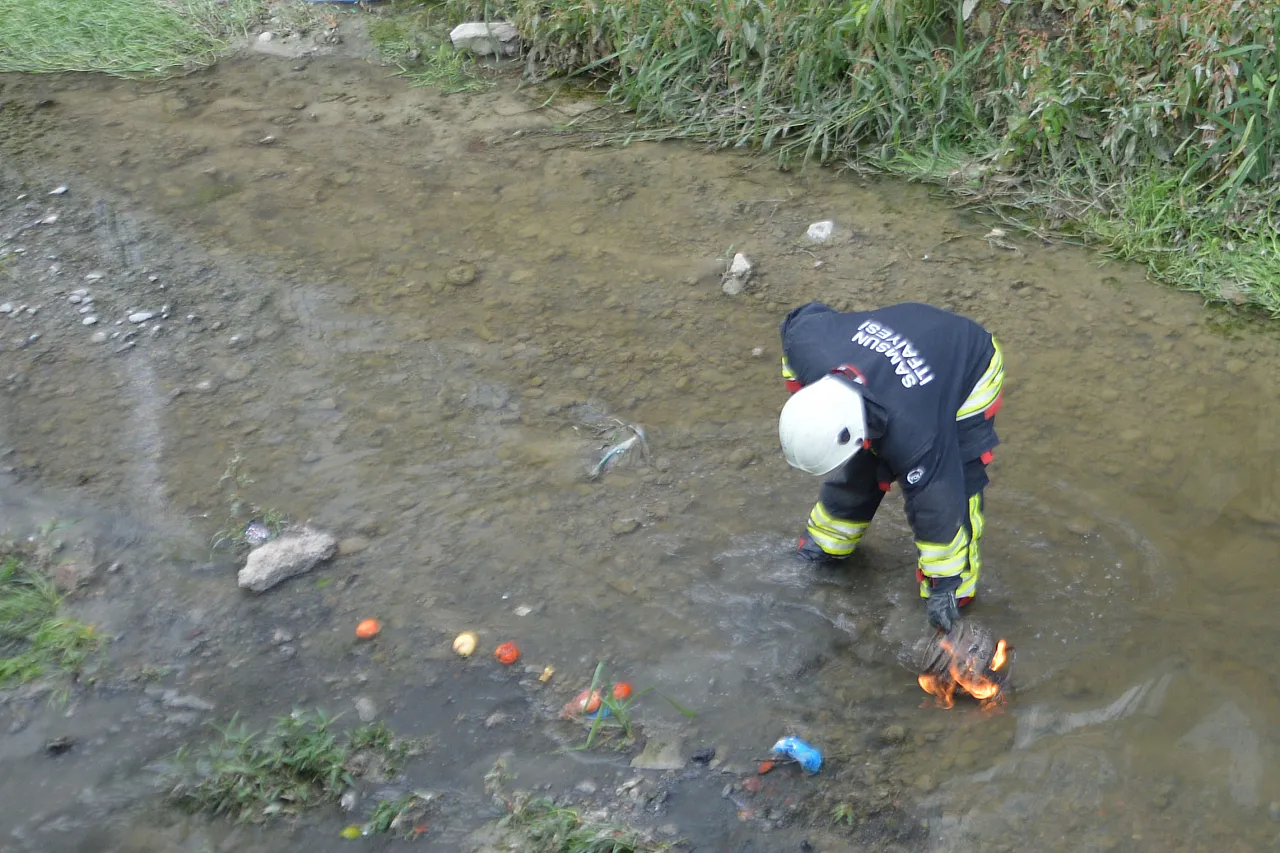 Samsun'da alev alan piknik tüpünü itfaiye söndürdü