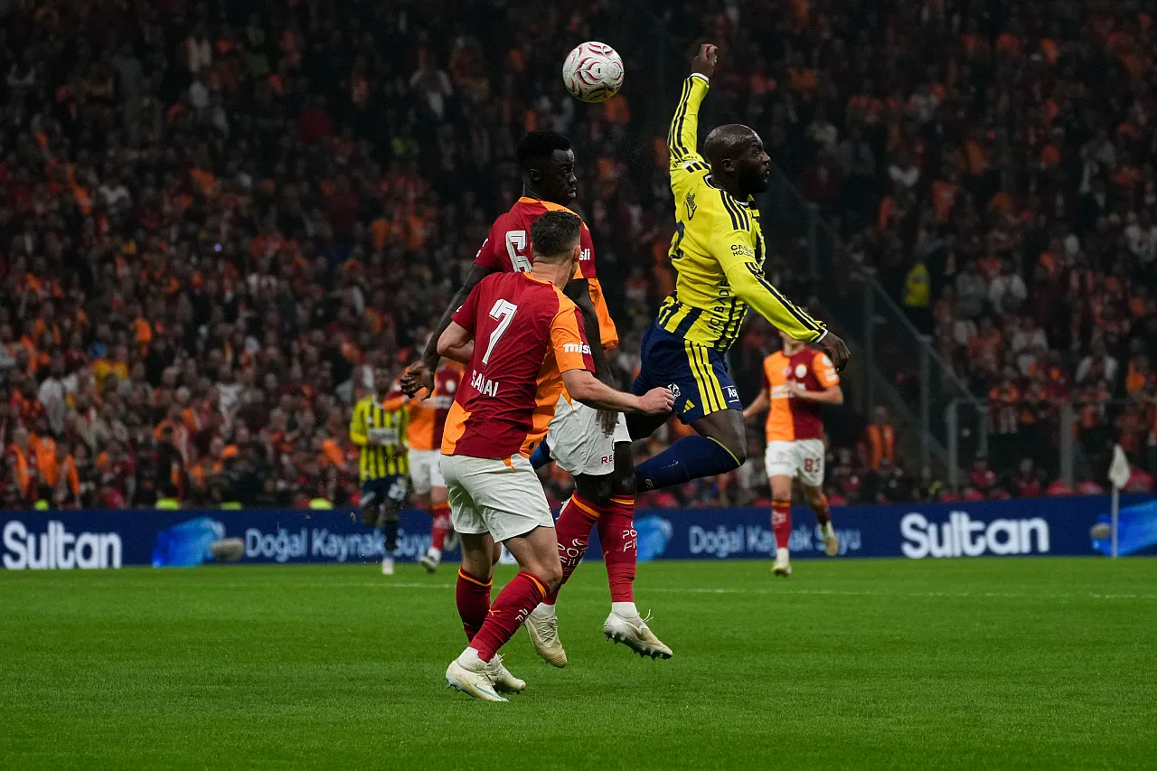 Derbide ilk yarı Galatasaray'ın!