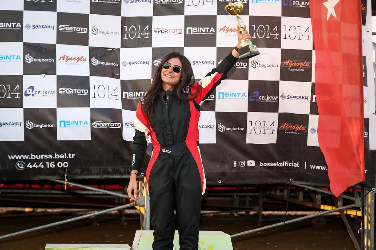 Hem Hayat Kurtarıyor, Hem Pistte Yarışıyor