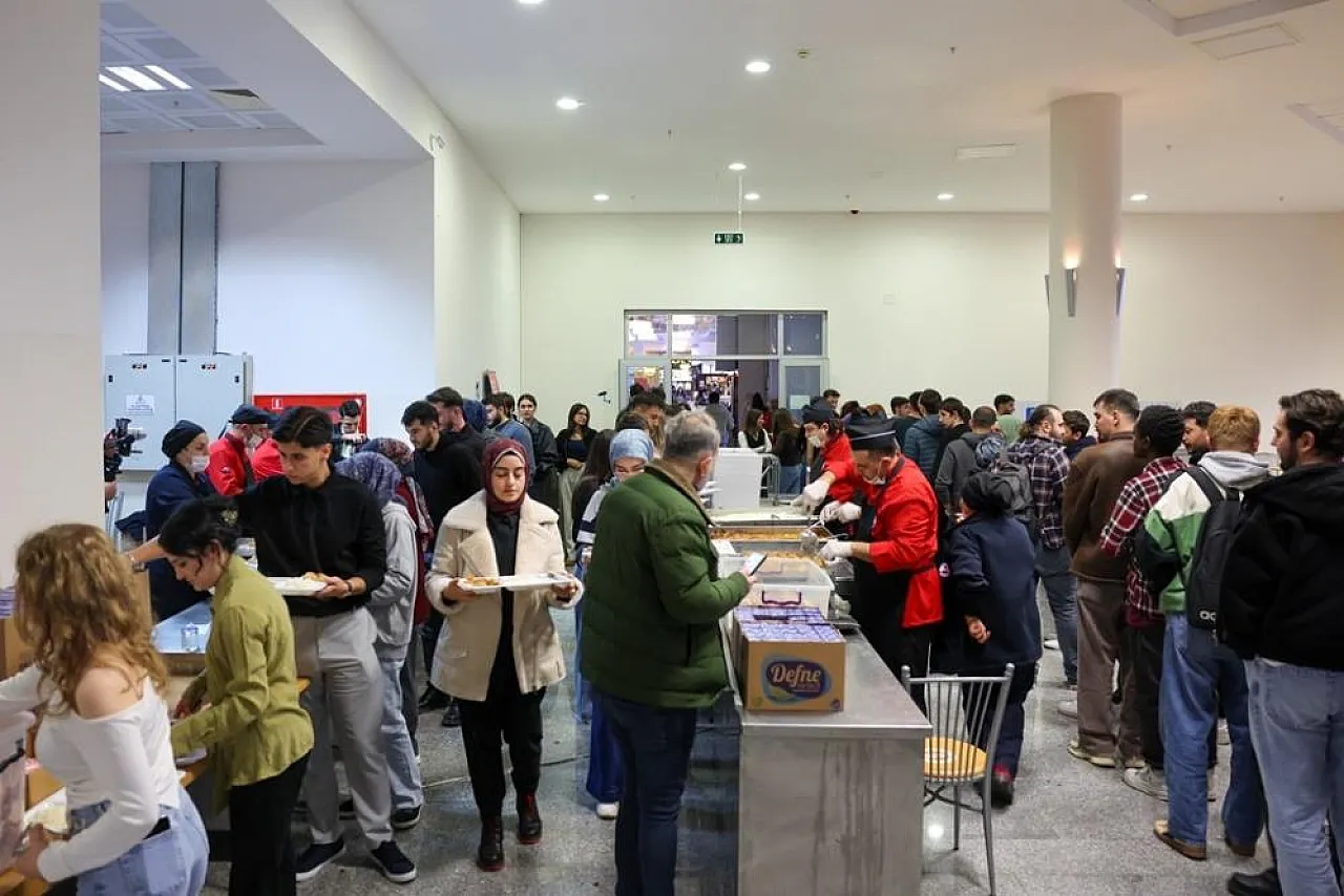 OMÜ'de sofralar kuruldu! 500 öğrenci iftarını açtı