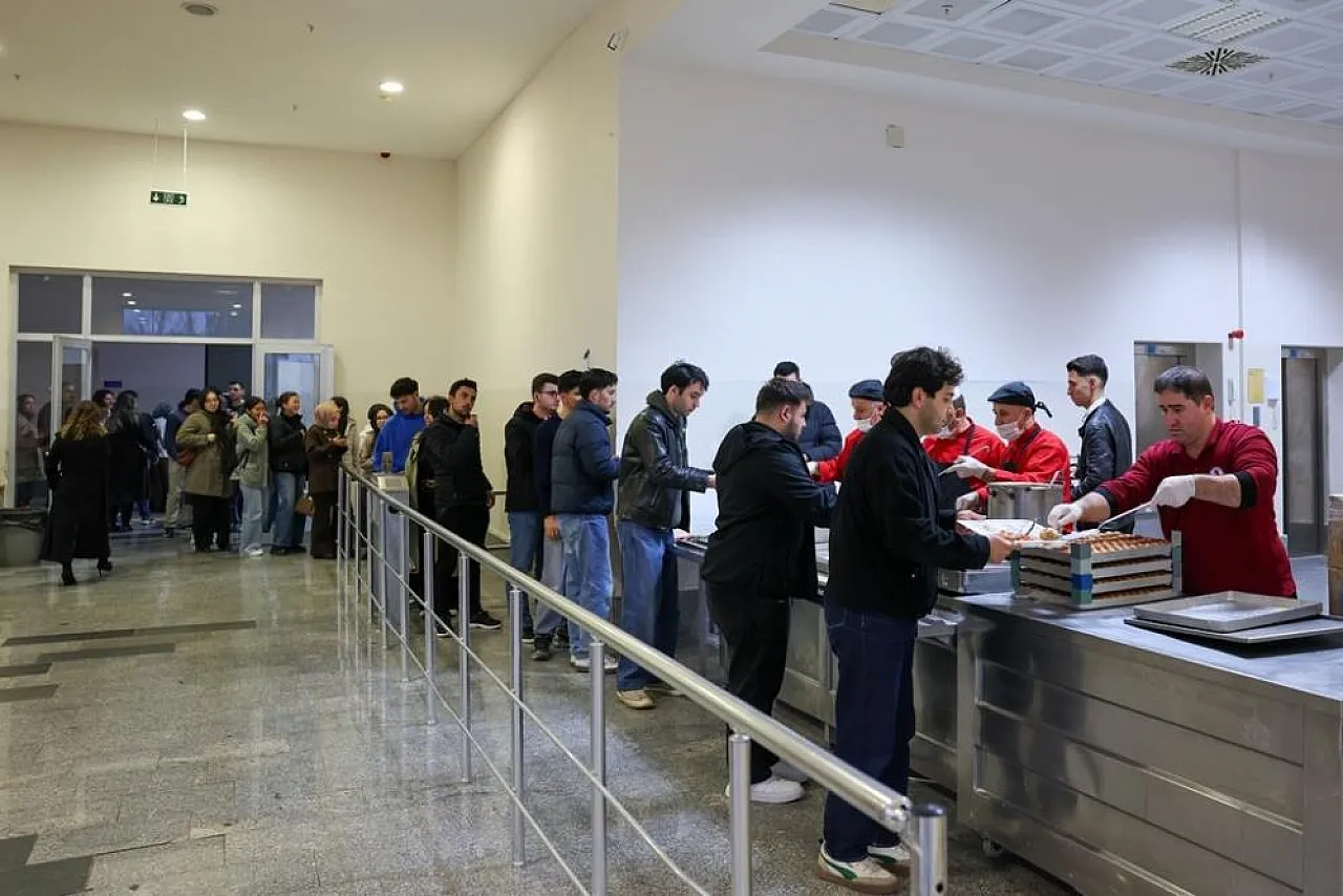 OMÜ'de sofralar kuruldu! 500 öğrenci iftarını açtı
