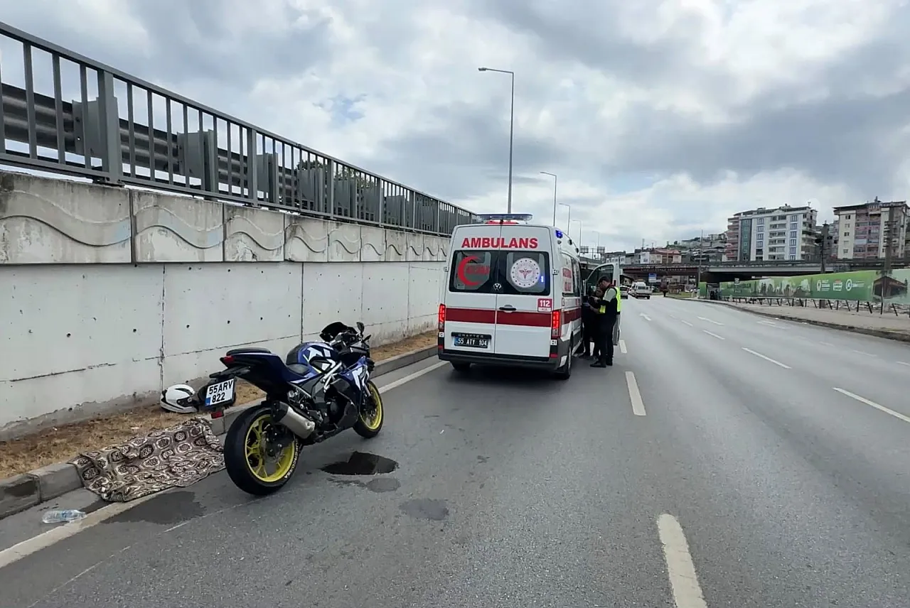 Samsun'da motosiklet devrildi: 2 yaralı
