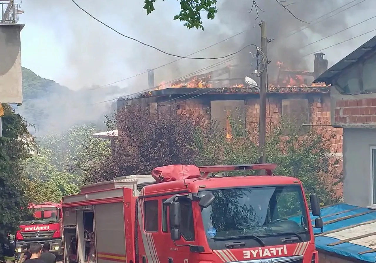 Çatı katındaki 1 ton fındık alevlere teslim oldu
