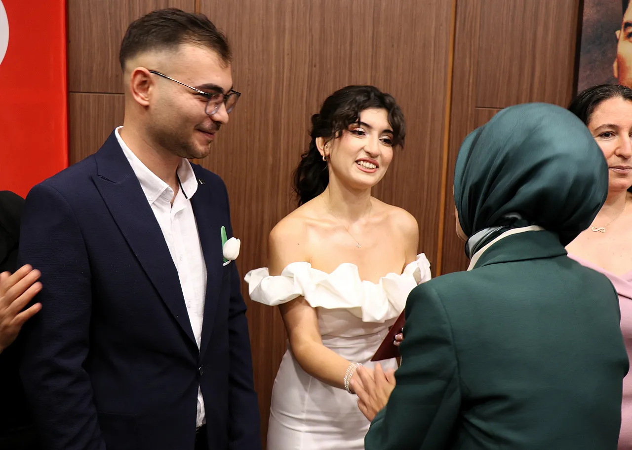 Bakan Göktaş, evlilik desteği alan çiftin nikah şahidi oldu