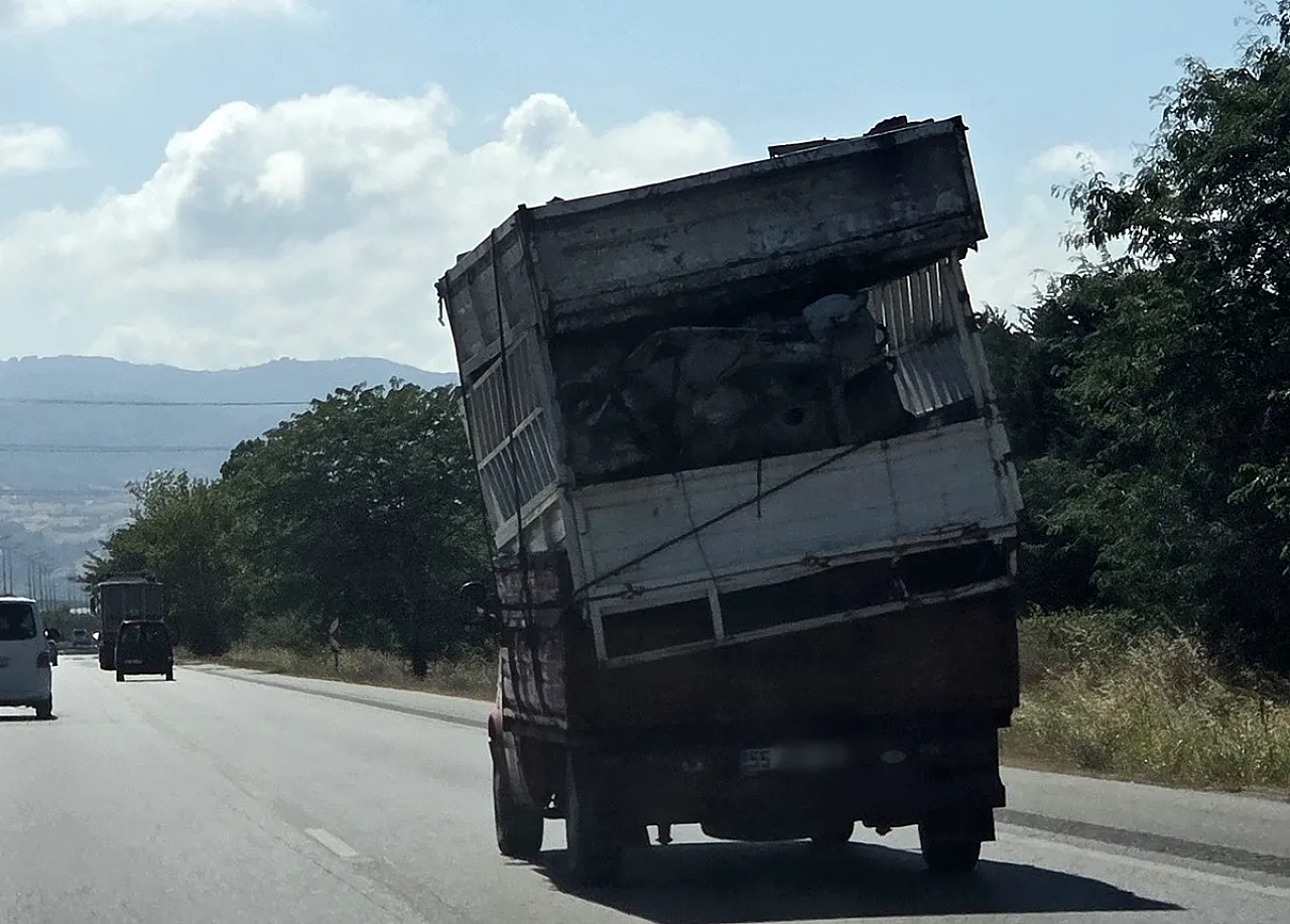 Hurda yüklü kamyonet korkuttu