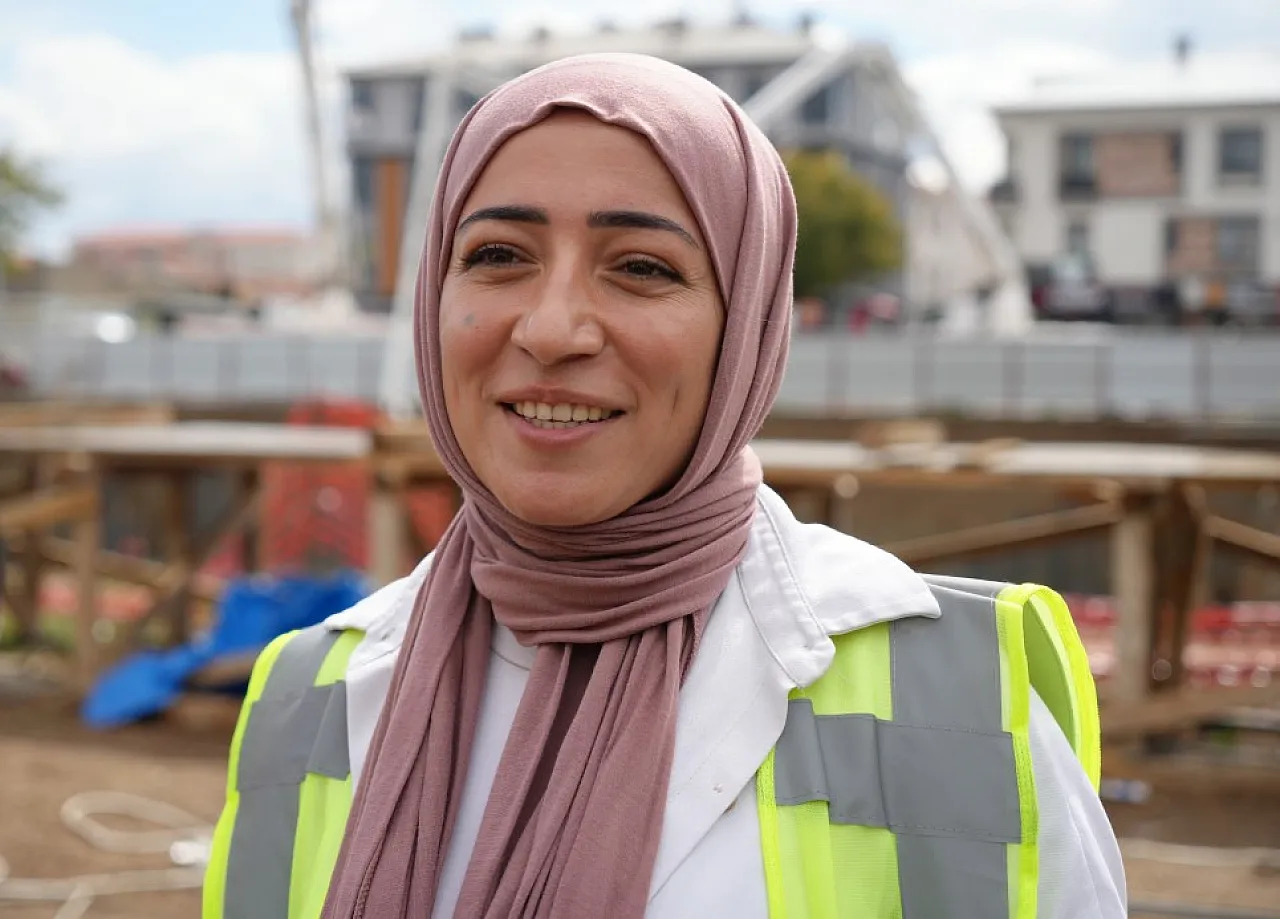 Erzincan'da 48 metrelik kule vinci kadın operatör kullanıyor