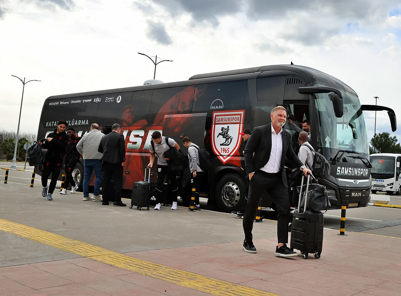 Samsunspor Üsküp'te meşaleler ile karşılandı