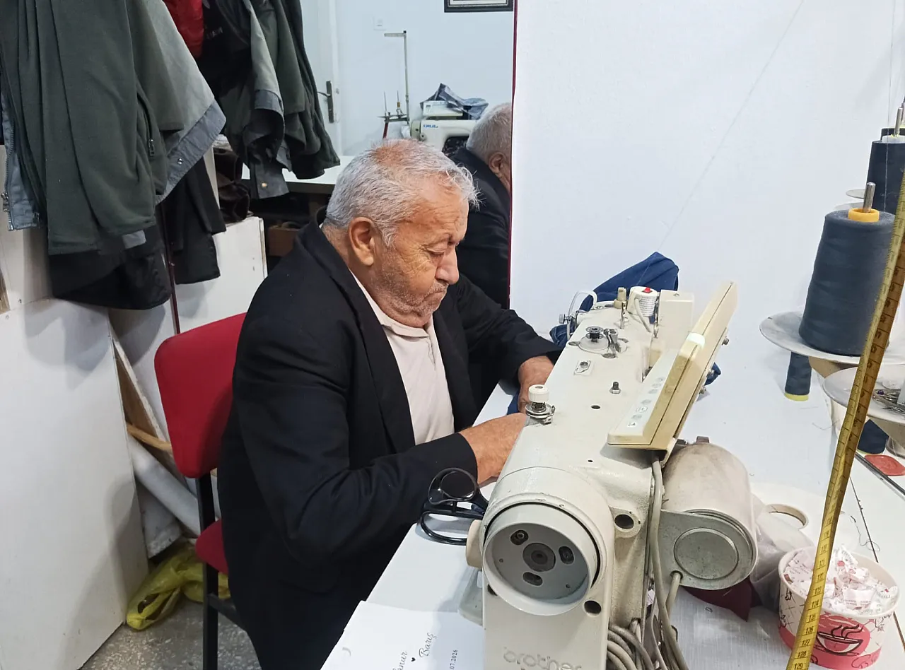 40 yıllık terzi mesleğini ilk günkü heyecanla sürdürüyor