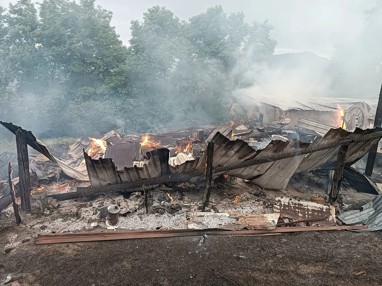 Çıkan yangında ev ve ahır hasar gördü