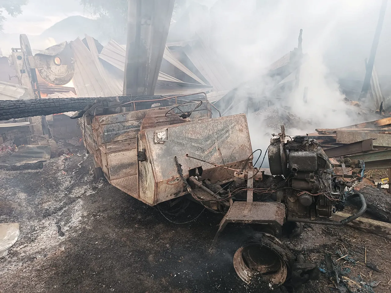 Çıkan yangında ev ve ahır hasar gördü