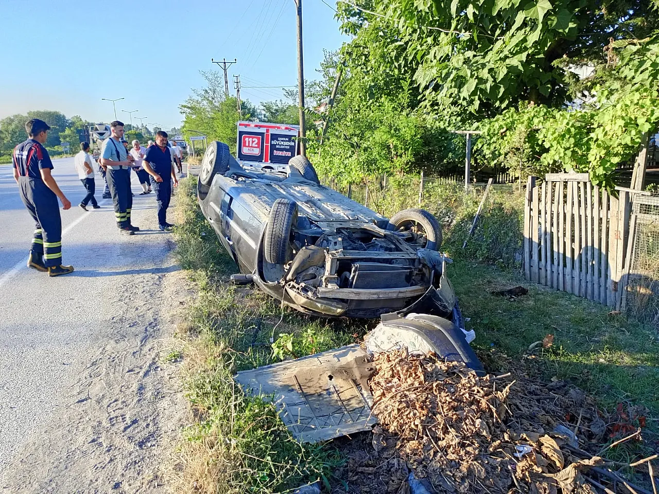 Devrilen otomobilin sürücüsü yaralandı