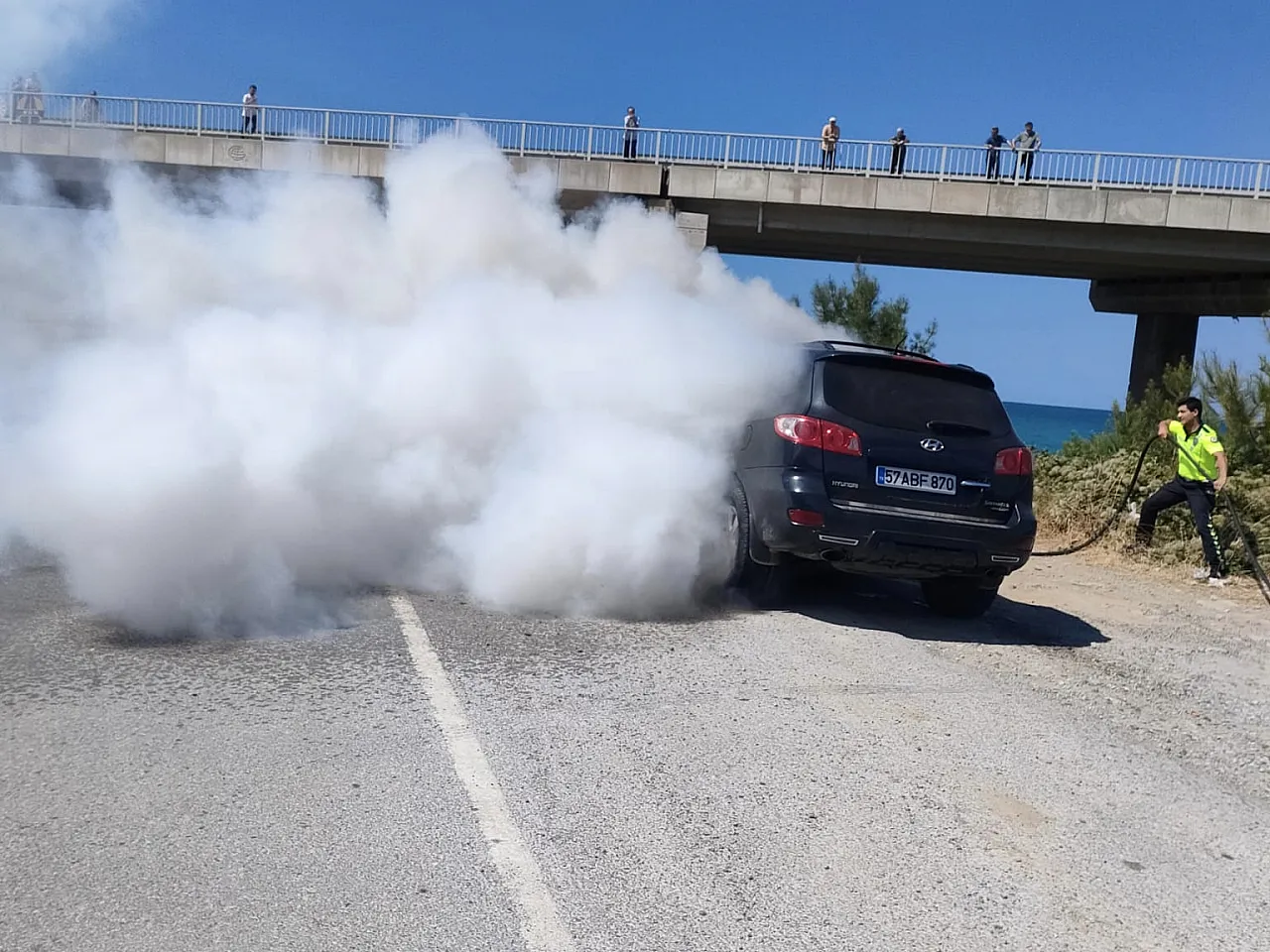 Samsun'da bir otomobil alev alev yandı