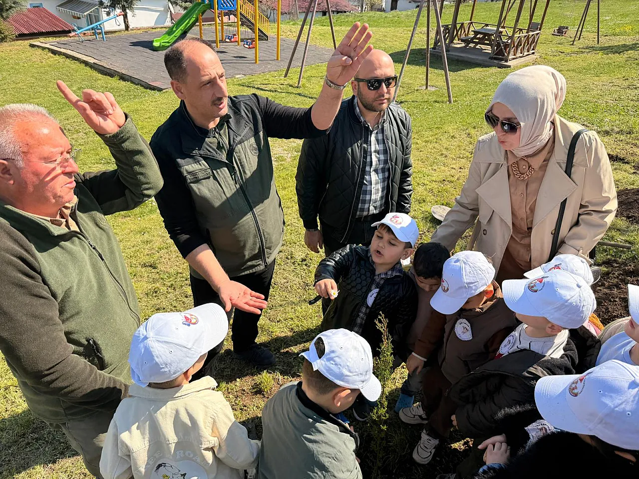 Vezirköprü'de minikler fidan dikerek doğayla buluştu