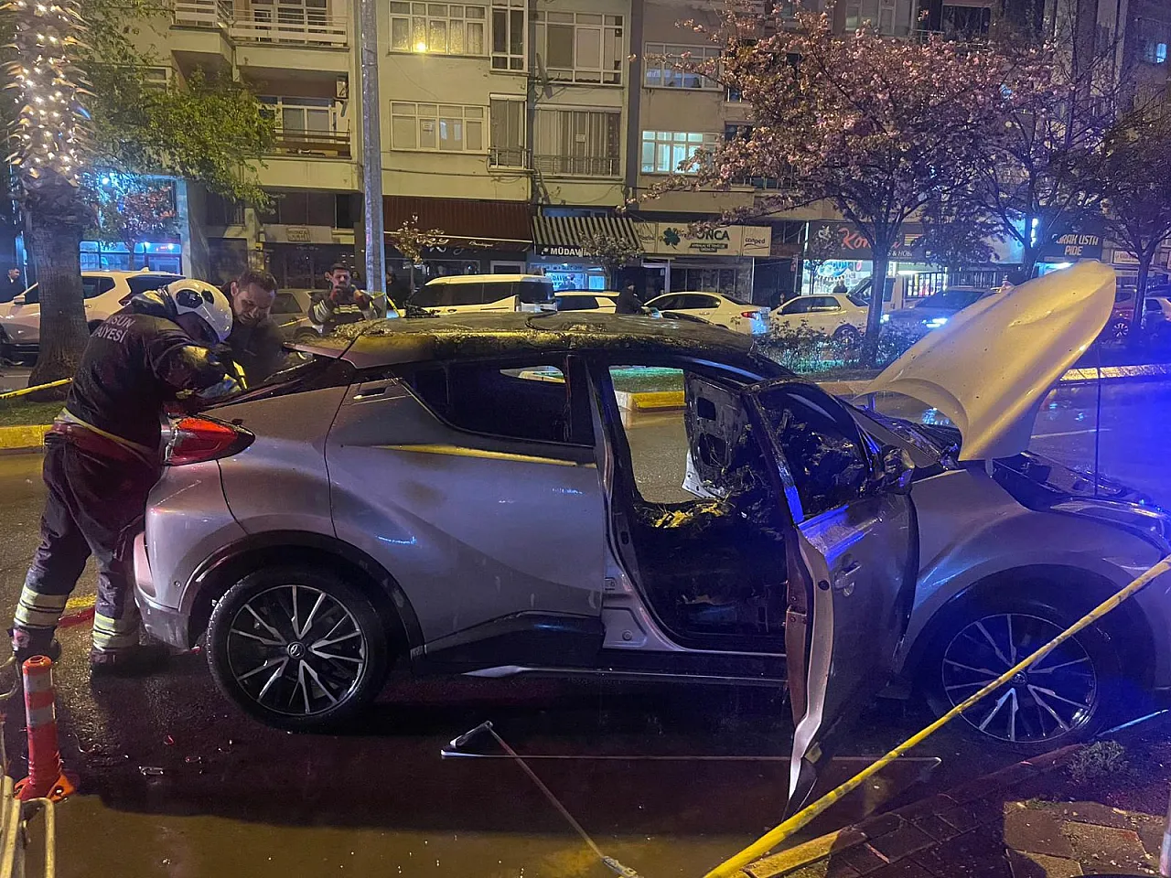 Babasının arabasını sokağın ortasında çıra gibi tutuşturdu!