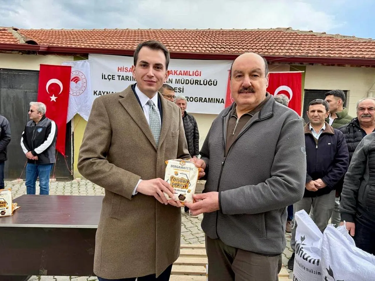 Arı üreticilerine fondan şekeri, çiftçilere korunga tohumu dağıtıldı