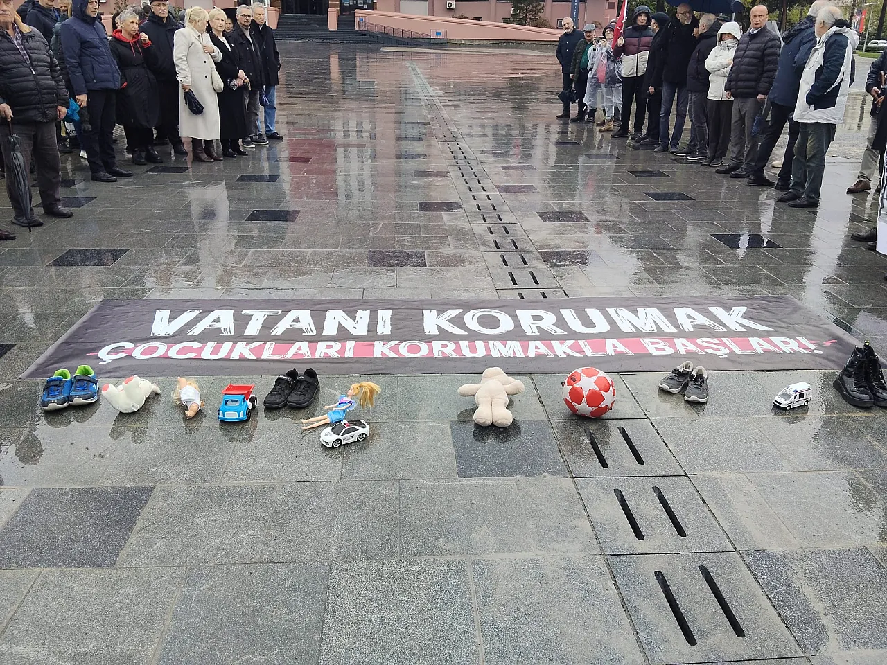 Başkan Mehmet Özdağ 'Öğretmen ve Öğrenciler Yaşam Riski Altında'